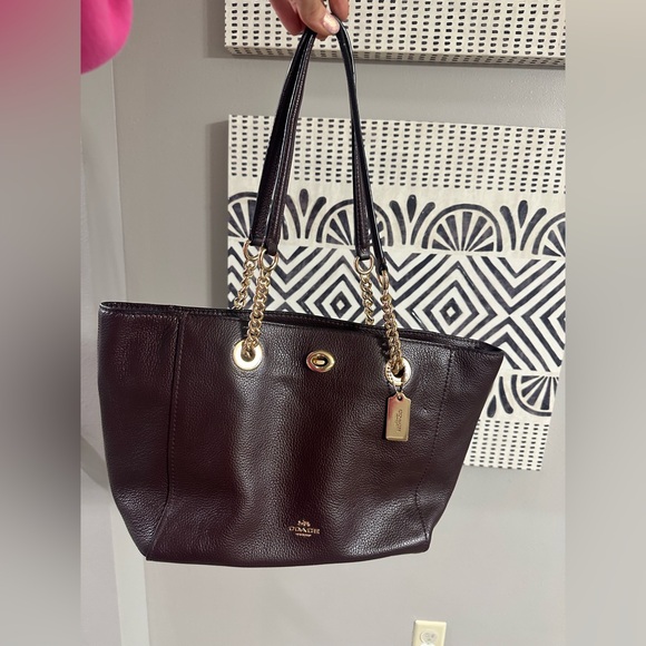 Coach Turnlock Chain Tote Burgundy Pebble Leather - Picture 2 of 12